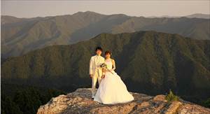 生石高原で夕日を浴びる新郎新婦のロケ前撮り写真