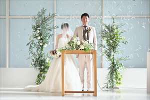 mitteのチャペルにて挙式中の新郎新婦