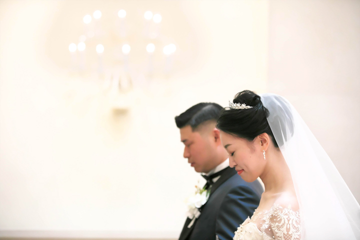 帝国ホテル大阪のチャペルでお祈りをする新郎新婦