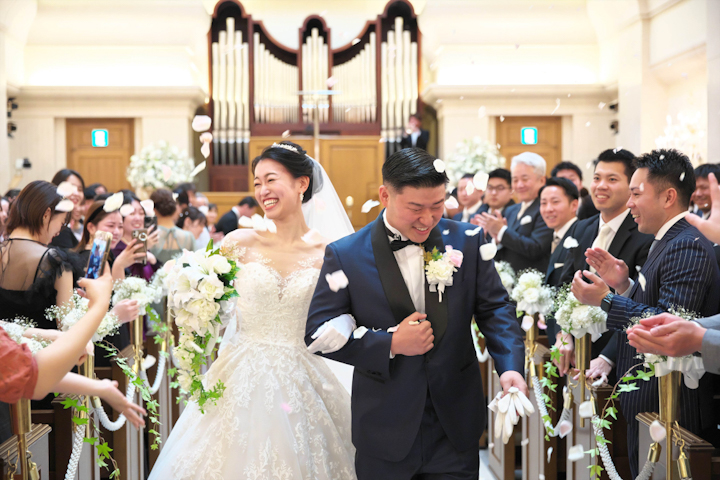 帝国ホテル大阪のチャペルから退場する新郎新婦