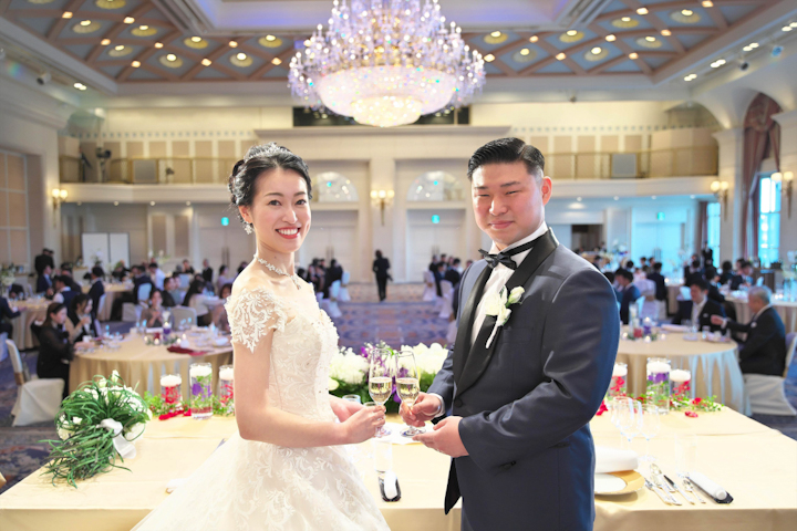 帝国ホテル大阪での披露宴で乾杯をする新郎新婦