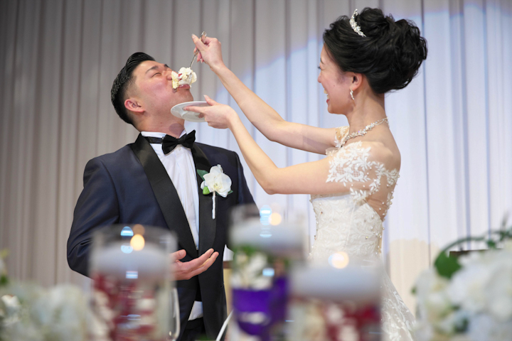 帝国ホテル大阪での披露宴でファーストバイトをする新郎新婦