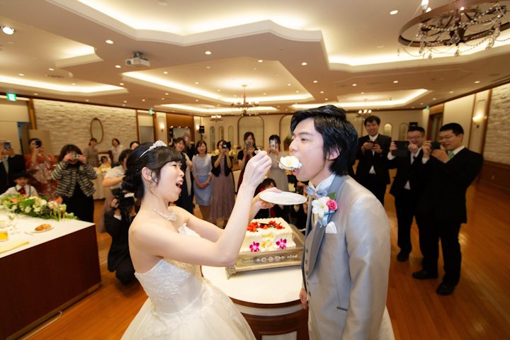 アンフェリシオンの披露宴でファーストバイトをする新郎新婦