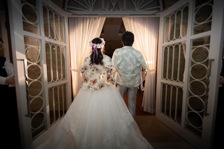 アンフェリシオンでの披露宴でお色直し後の再入場をする新郎新婦