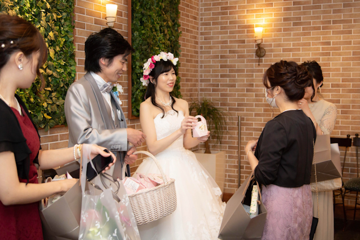 アンフェリシオンで披露宴後にゲストのお見送りをする新郎新婦