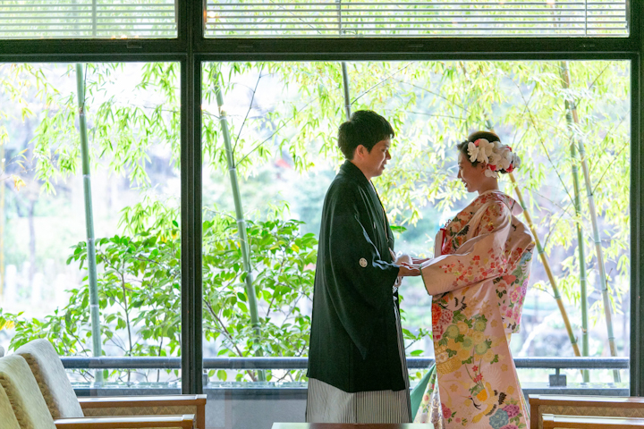 生田神社で手を取り合う新郎新婦