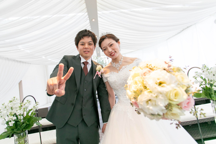 北野クラブレストランでピースをする新郎新婦