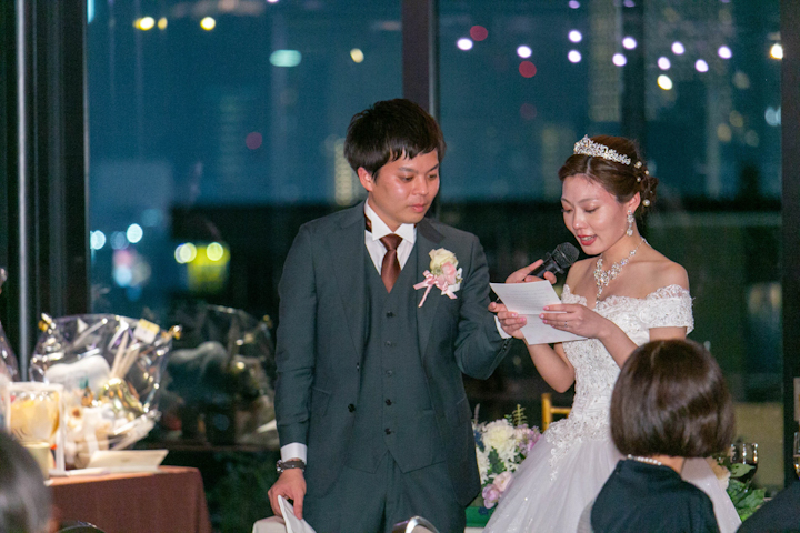 北野クラブレストランでご両親への手紙を読む新婦
