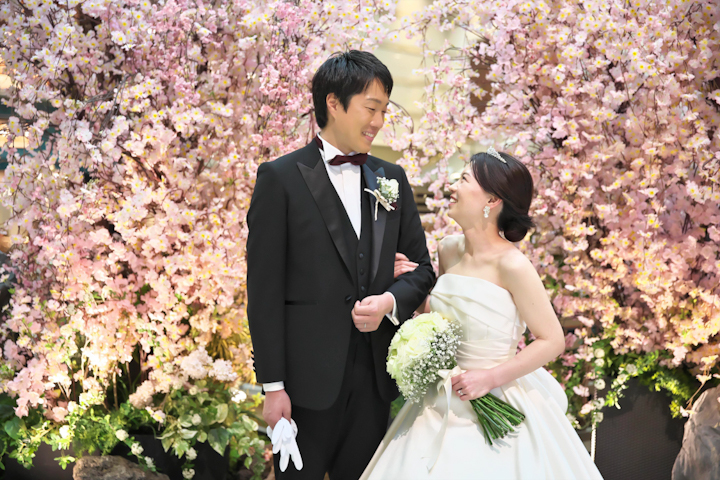京都ブライトンホテルでポーズを取る新郎新婦