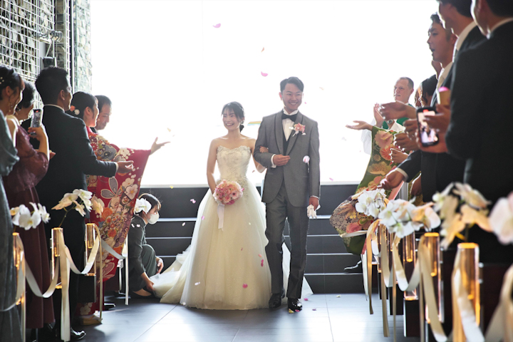 北野クラブソラの挙式で退場する新郎新婦