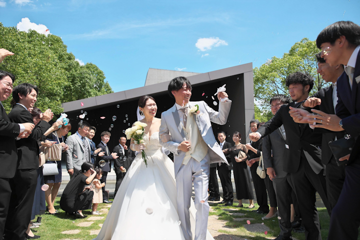 miaviaにて挙式後にフラワーシャワーの祝福を受ける新郎新婦