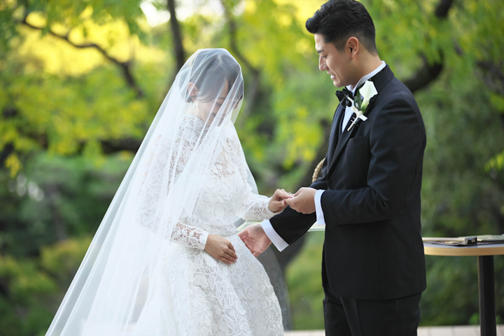 THE SORAKUENで式を挙げる新郎新婦