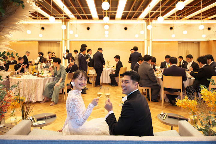 THE SORAKUENでの披露宴で乾杯する新郎新婦