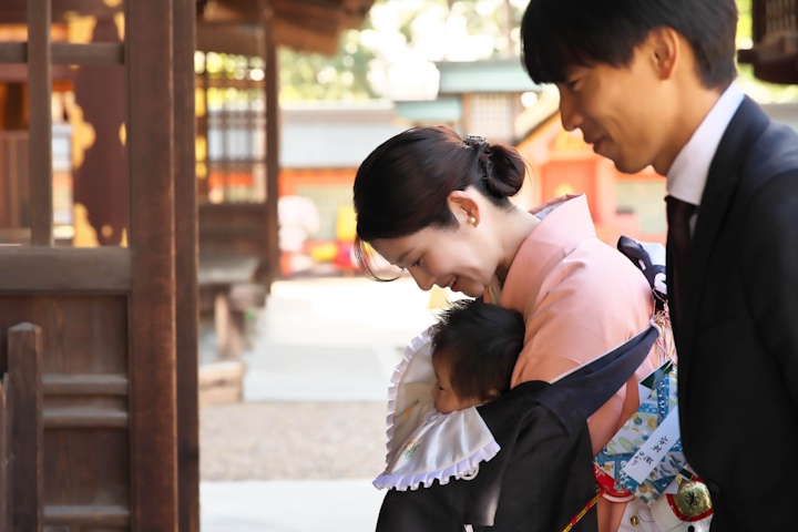 住吉大社でお宮参りの赤ちゃんとそのご家族