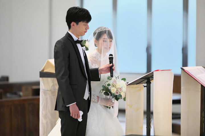 シェラトン都ホテル大阪での披露宴で挨拶をする新郎新婦