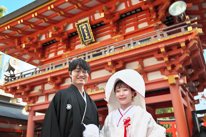 生田神社にて山門前でほほ笑む新郎新婦