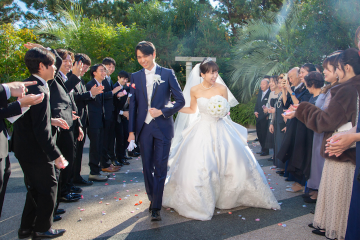 ヒルトン東京ベイにてフラワーシャワーの祝福を受ける新郎新婦