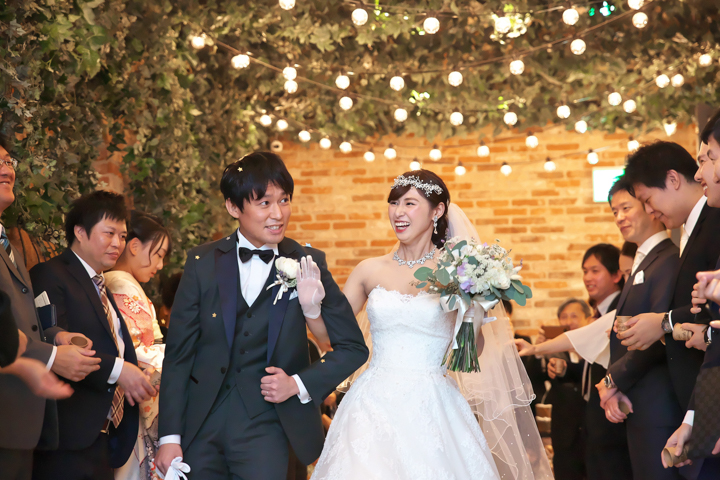 結婚式持ち込みカメラマンが撮影：フラワーシャワーの祝福を受ける新郎新婦