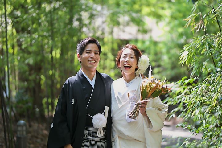 結婚式持ち込みカメラマンが撮影：竹林の中で満面の笑みの新郎新婦