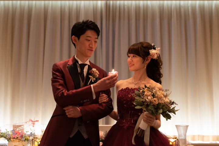 結婚式持ち込みカメラマンが撮影：キャンドルセレモニーでキャンドルの灯を消す直前の新郎新婦