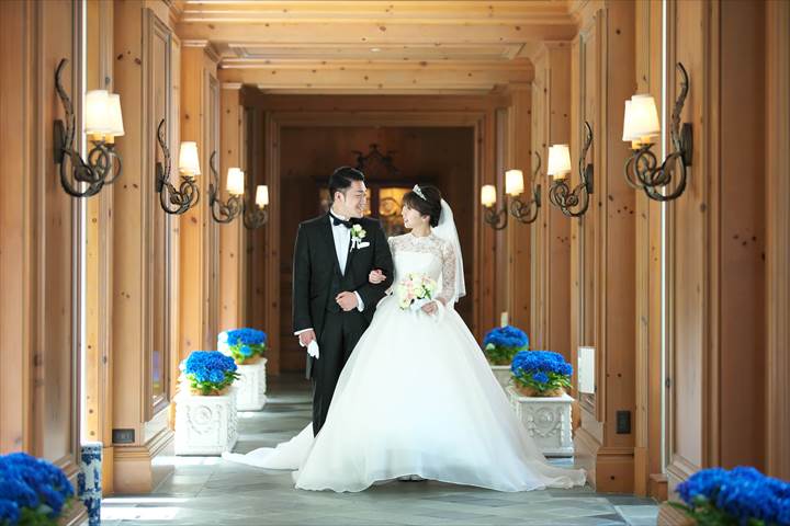 結婚式持ち込みカメラマンが撮影:廊下で見つめあう新郎新婦