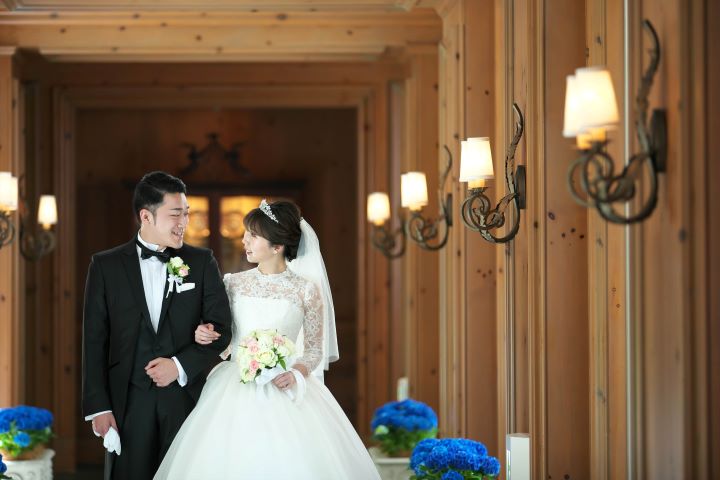 結婚式持ち込みカメラマンが撮影：ホテルの廊下で見つめあう新郎新婦