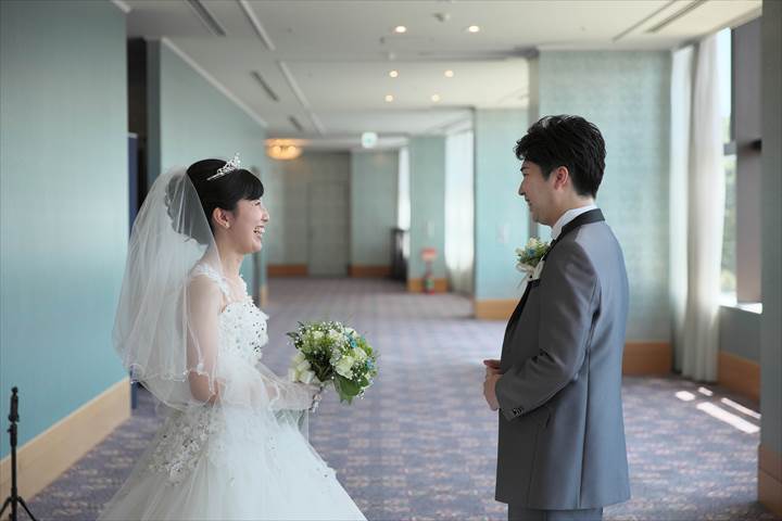 結婚式持ち込みカメラマンが撮影：ファーストミート後の新郎新婦の表情