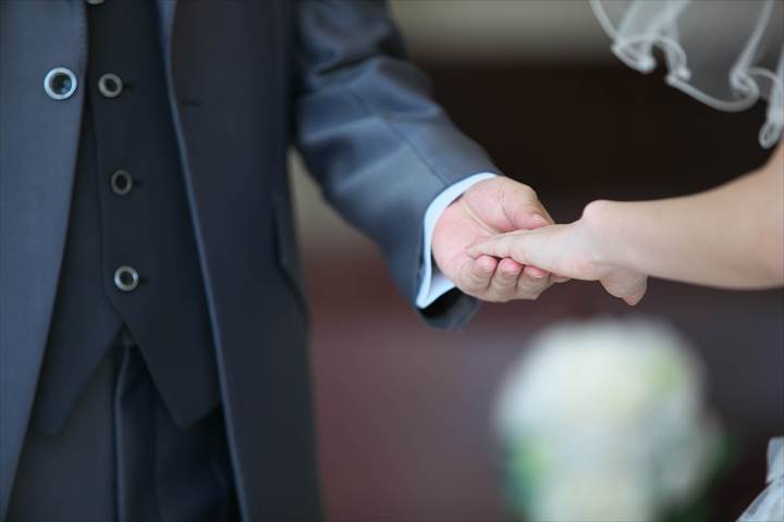 手をつなぐ新郎新婦