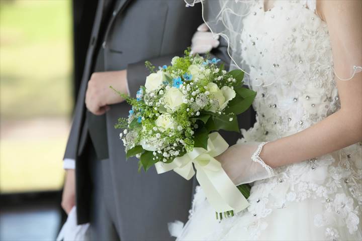結婚式持ち込みカメラマンが撮影:新郎と腕を組みブーケを持つ新婦