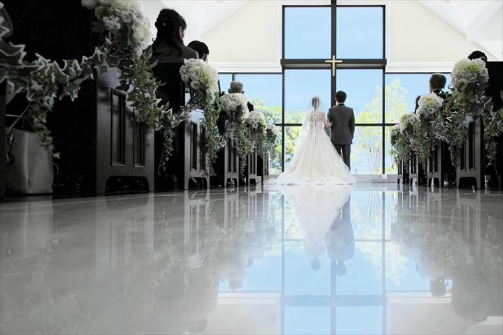 結婚式持ち込みカメラマンが撮影:チャペルで挙式する新郎新婦の後ろ姿