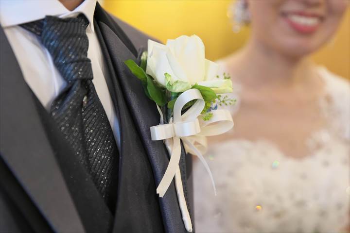 結婚式持ち込みカメラマンが撮影：新郎の胸ポケットにささったブートニア
