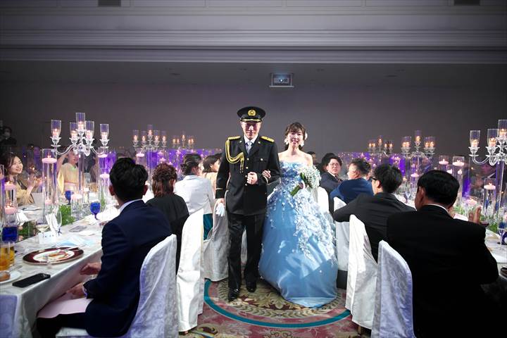 結婚式持ち込みカメラマンが撮影:披露宴会場内を歩いている新郎新婦