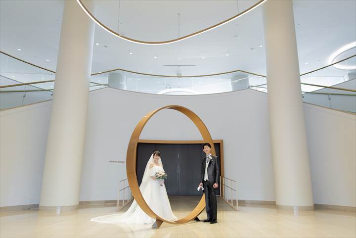 結婚式持ち込みカメラマンが撮影：ホテルのホールに立つ新郎新婦